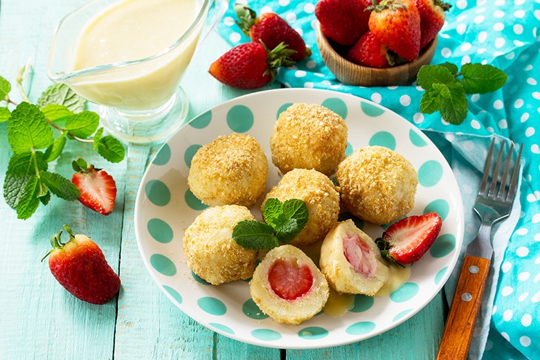 Erdbeerknödel aus Brandteig