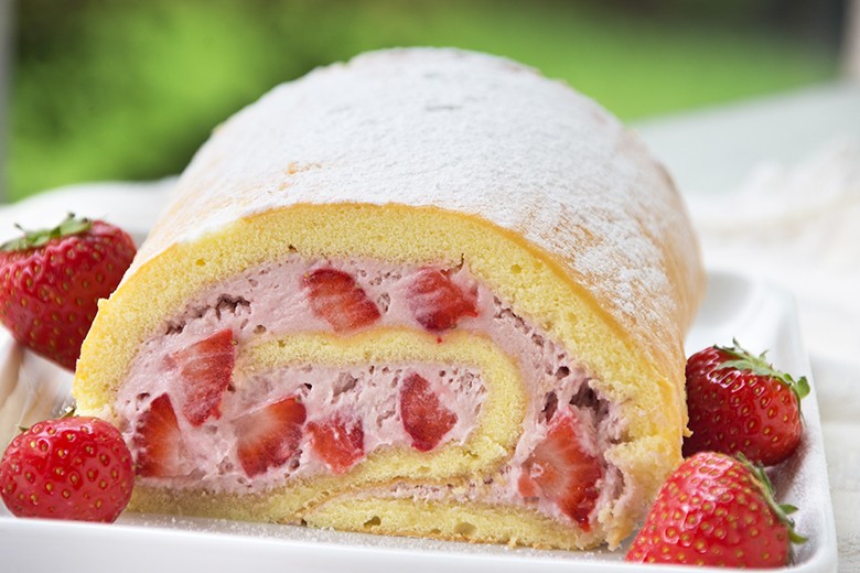 Einfache Erdbeerroulade