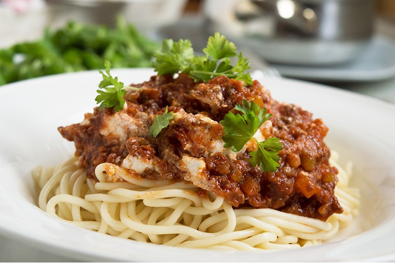 Spaghetti mit Hirtenkäse-Bolognese