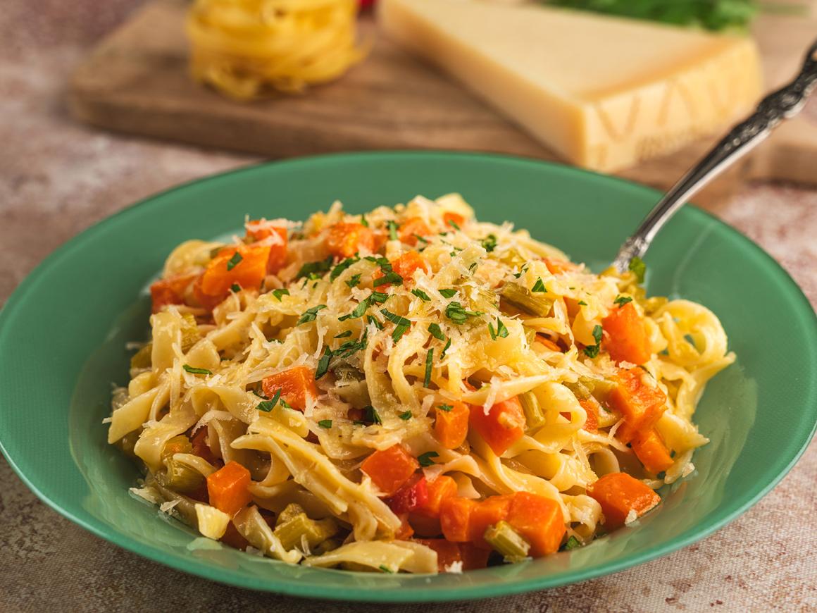 Bandnudeln mit Sellerie-Möhren-Sauce