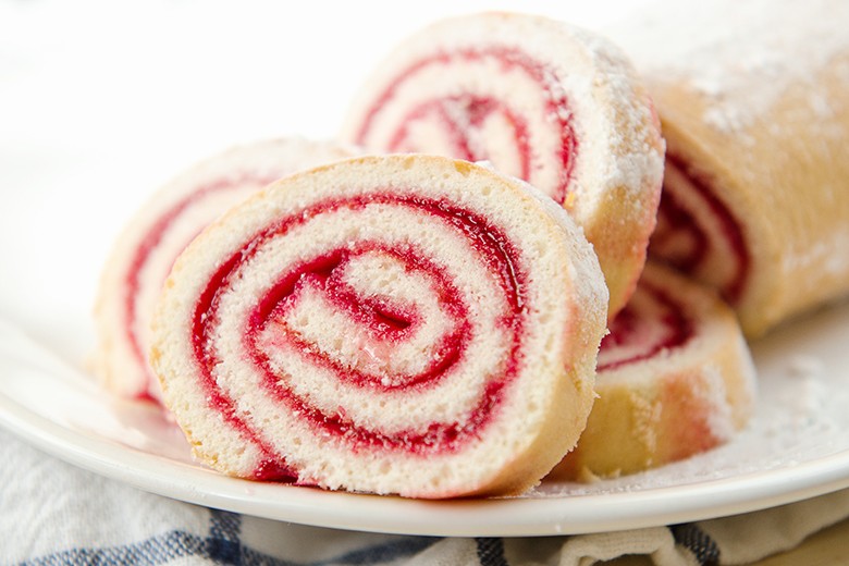 Erdbeerroulade mit Marmelade