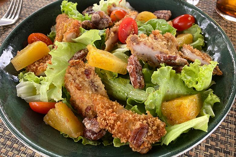 Knuspriger Hähnchensalat mit Pekannüssen und Ananas