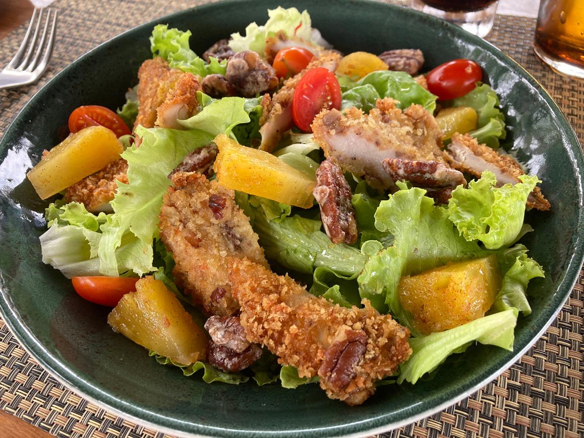 Knuspriger Hähnchensalat mit Pekannüssen und Ananas
