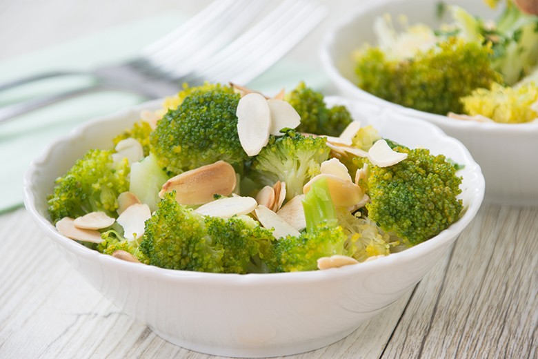 Brokkolisalat mit Mandeln