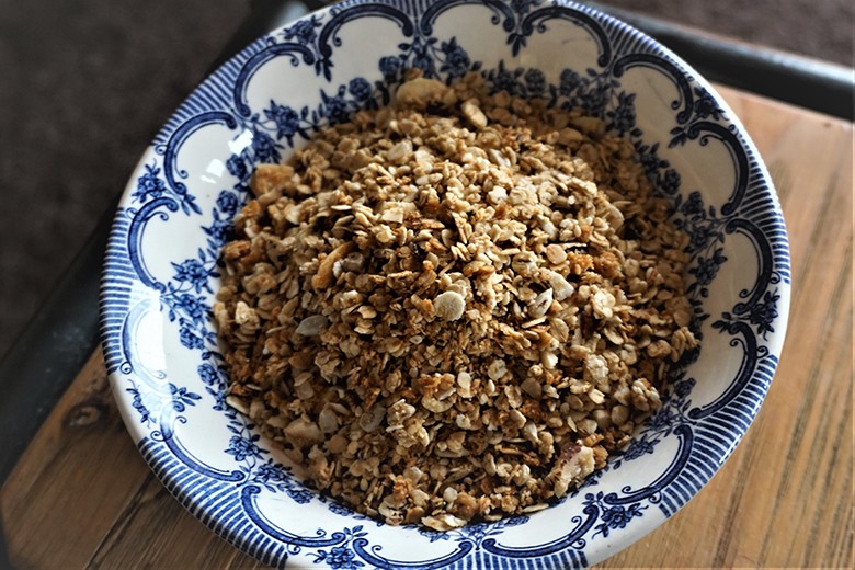 Schoko-Granola mit Macadamiakernen