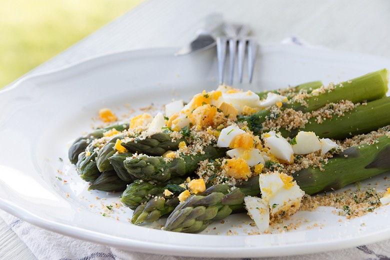 Grüner Spargel nach polnischer Art