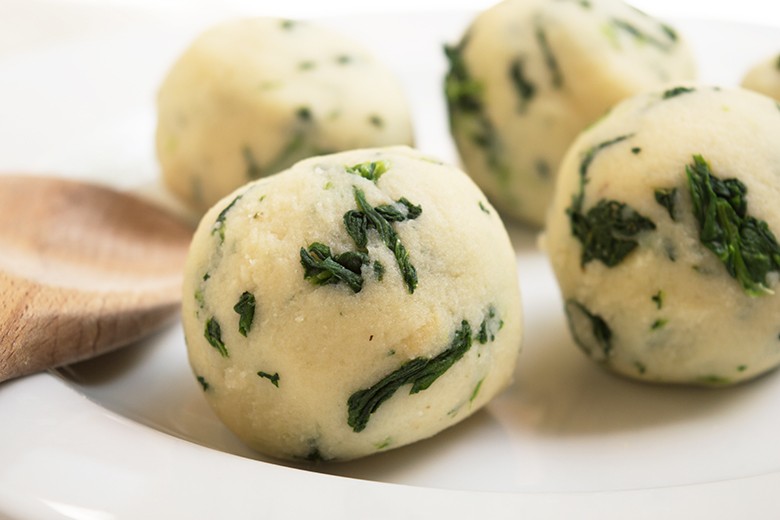 Spinatknödel aus Kartoffelteig