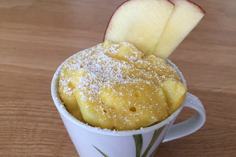 Tassenkuchen mit Apfel