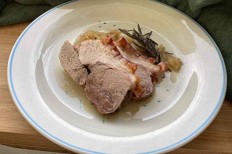 Schweinebraten im Zwiebelbett