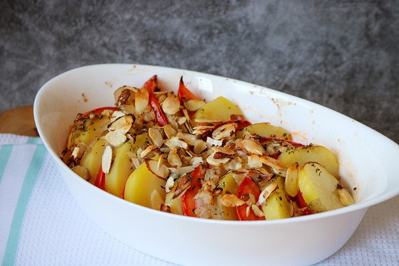 Vollwertauflauf mit Kartoffeln und Tomaten