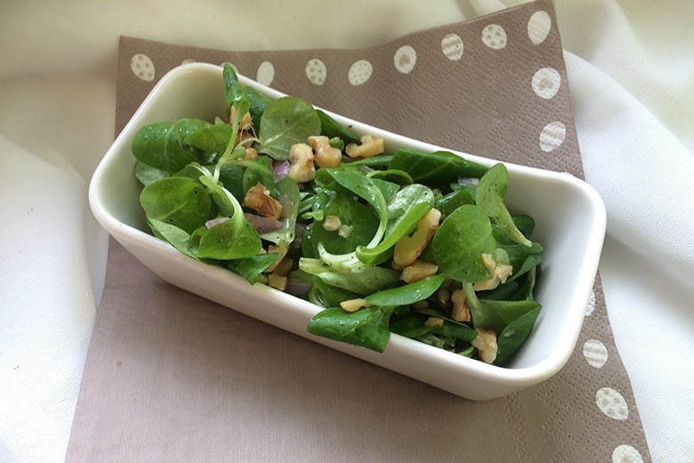 Feldsalat mit Walnüssen