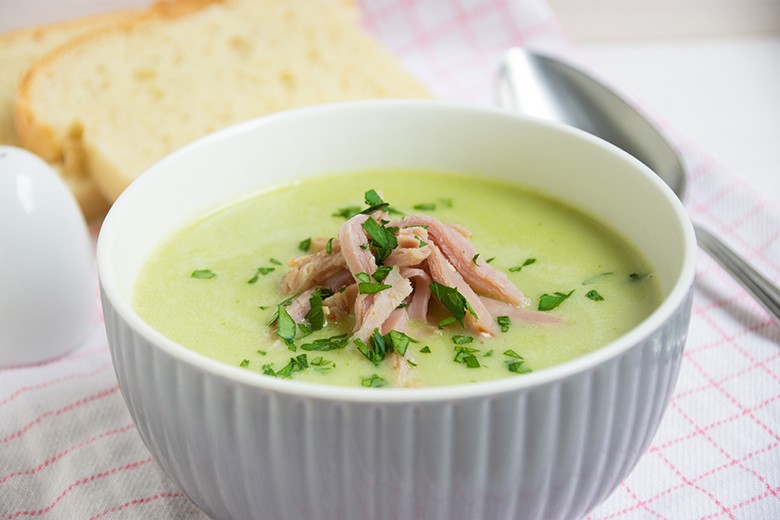 Brokkolisuppe mit Schinken
