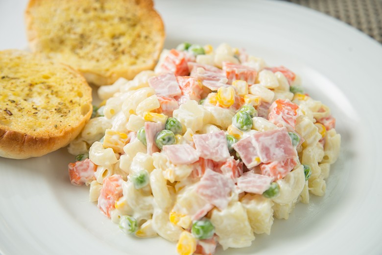 Nudelsalat mit Schinken und Käse