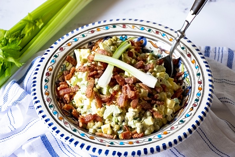 Eiersalat mit Erbsen