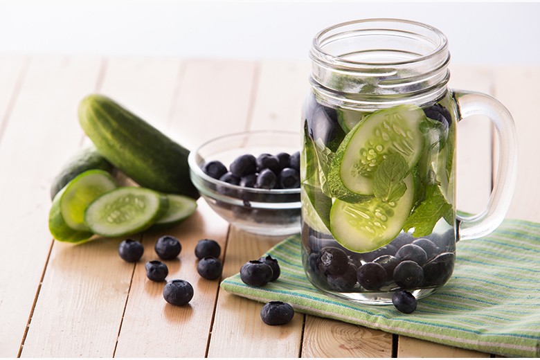 Infused Water mit Gurke, Minze und Blaubeere