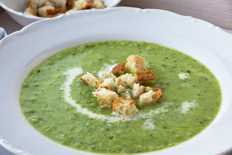 Erbsensuppe mit Minze