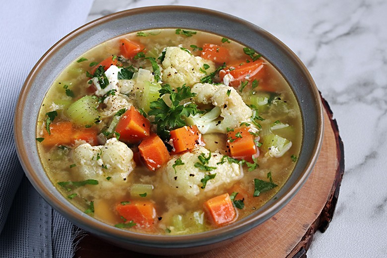 Blumenkohlsuppe mit Ei