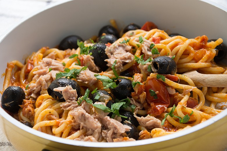 Tomatensauce mit Thunfisch