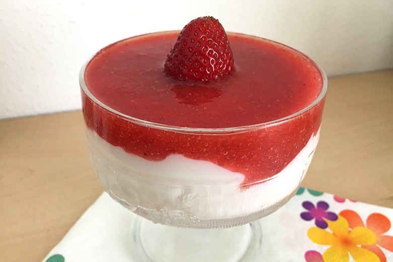 Joghurtcreme mit Erdbeerspiegel