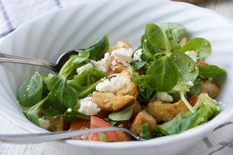 Brotsalat mit Feldsalat