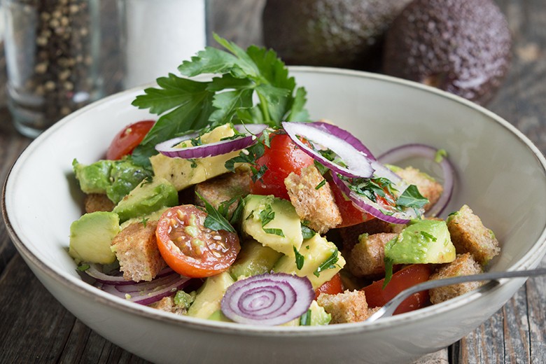 Brotsalat mit Avocado