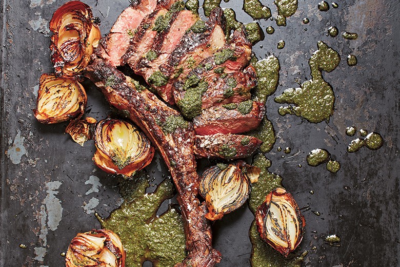 Gegrilltes Tomahawk-Steak mit gerösteten Zwiebeln und Chimichurri