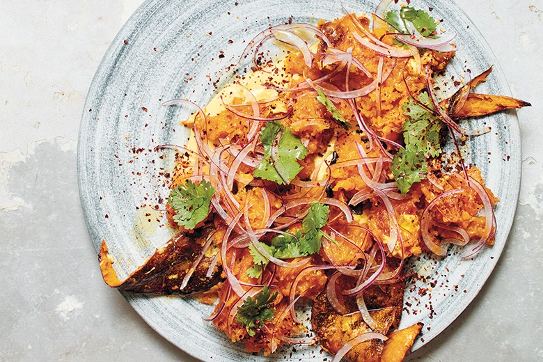 Kürbis mit Chilisalz und Käsedressing