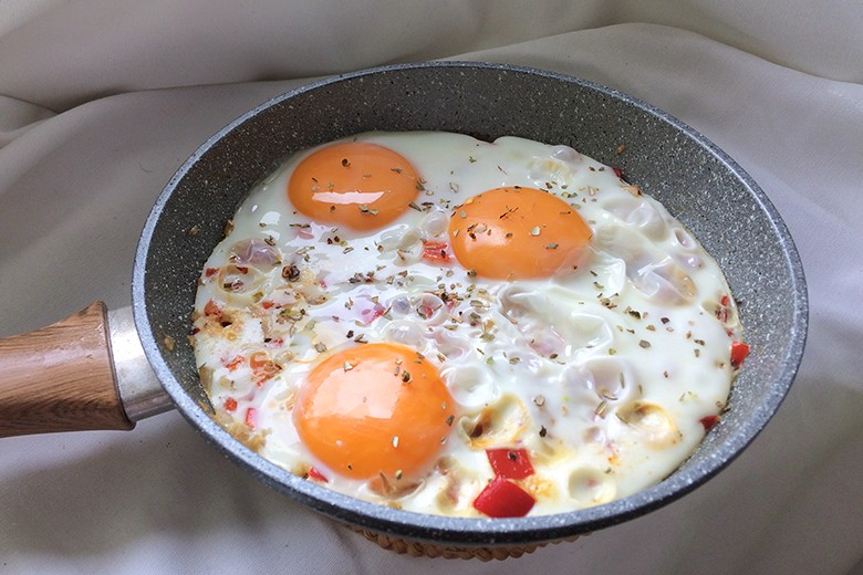 Spiegeleier an Paprikawürfel