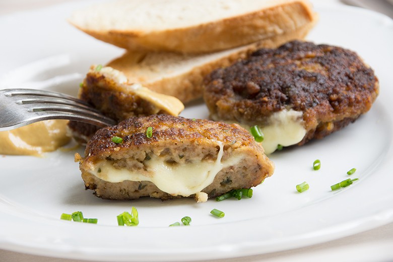 Frikadellen mit Käse