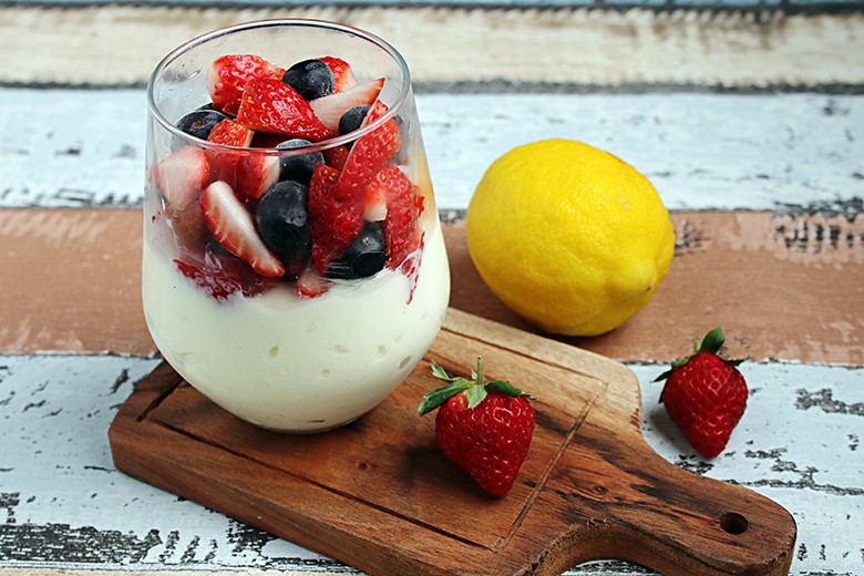 Mascarpone-Zitronen-Honig-Creme mit frischen Beeren