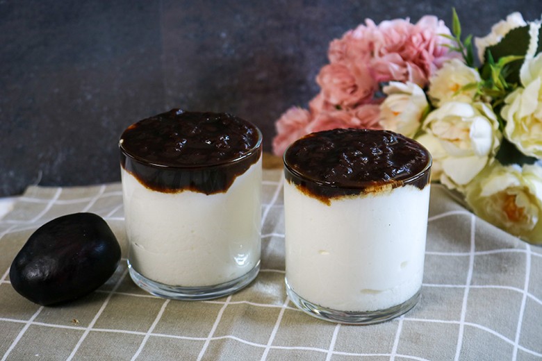 Joghurtmousse mit Pflaumensauce