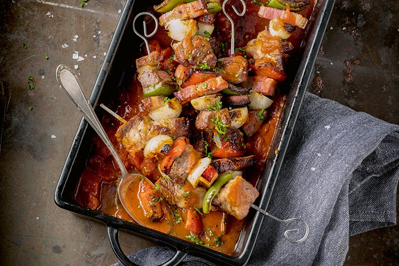 Schaschlikspieße mit Paprika, Zwiebeln und Tomatensoße