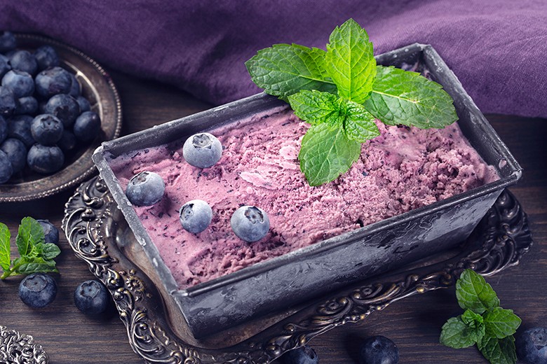 Heidelbeereis mit Ricotta