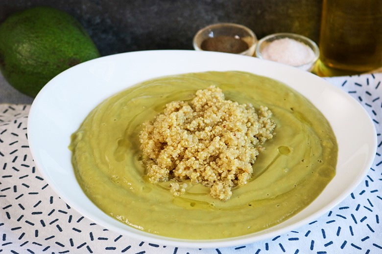 Leichte Erbsensuppe mit Avocado, Minze und Quinoa