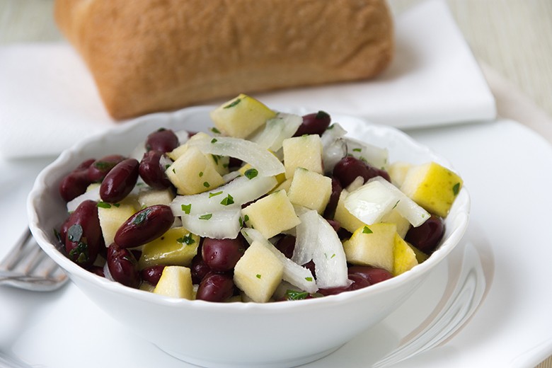 Salat mit Kidneybohnen, Zwiebel und Apfel