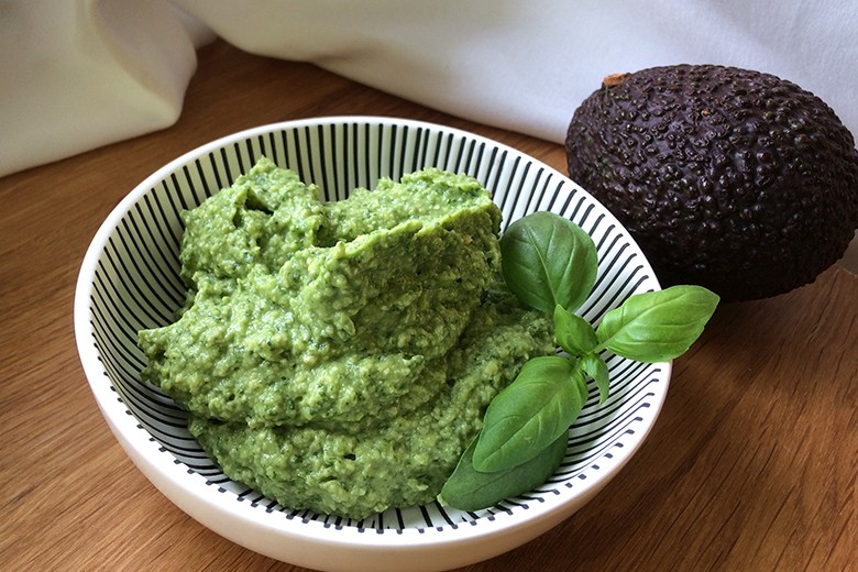 Pesto mit Avocado und Basilikum