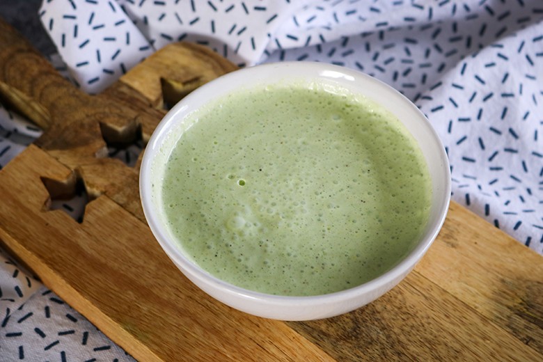 Avocadodressing mit Basilikum und Sojajogurt