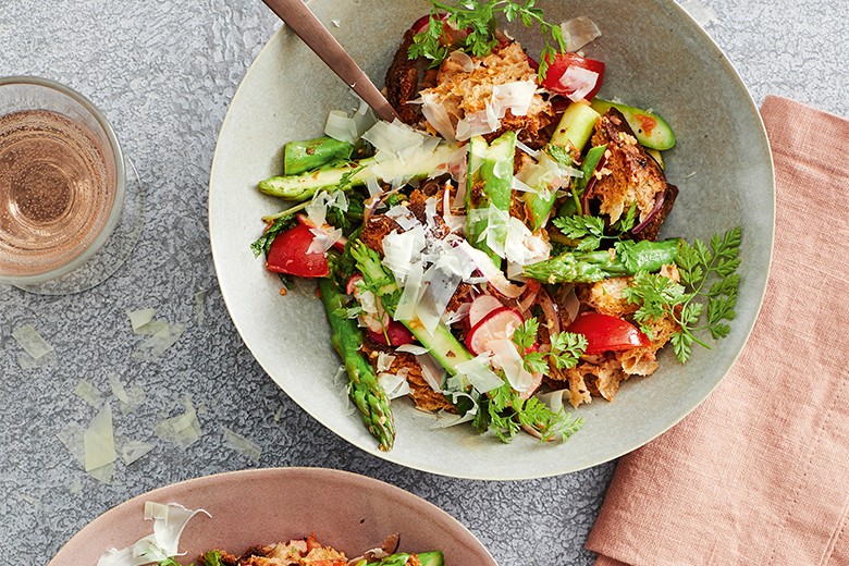 Brotsalat mit Kerbel und Spargel