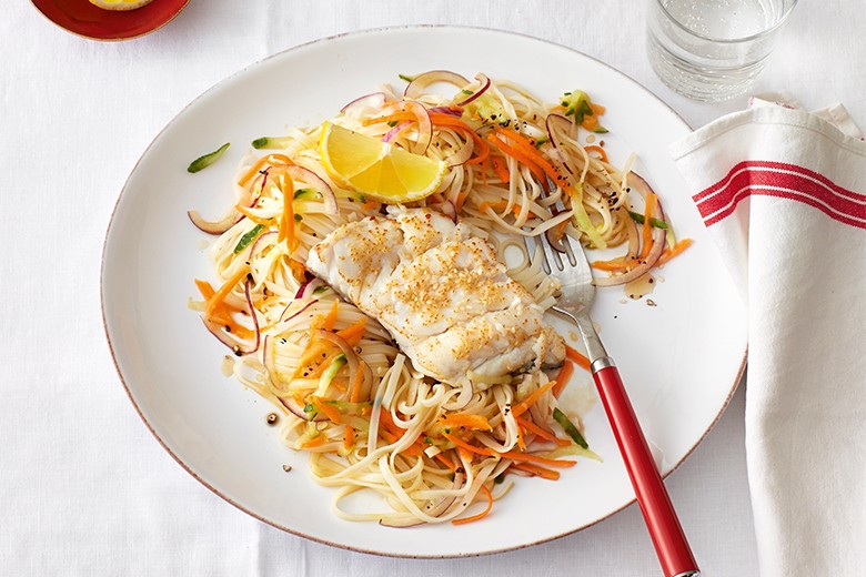 Glasnudelsalat mit Sesamfisch