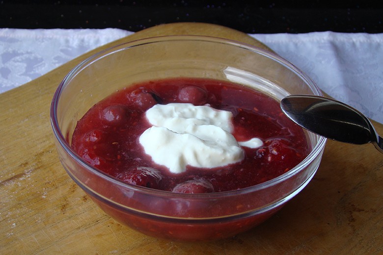 Rote Grütze mit Vanillejoghurt