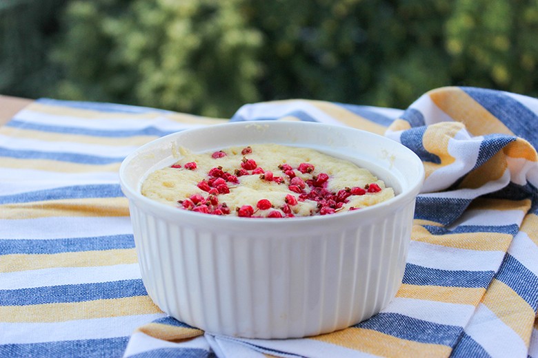 Tassenkuchen mit roten Johannisbeeren