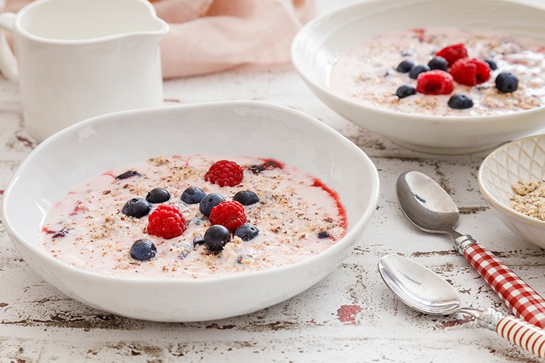 Buttermilchkaltschale mit Beeren