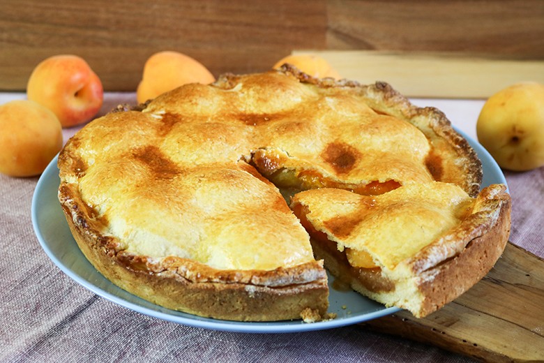 Gedeckter Aprikosenkuchen