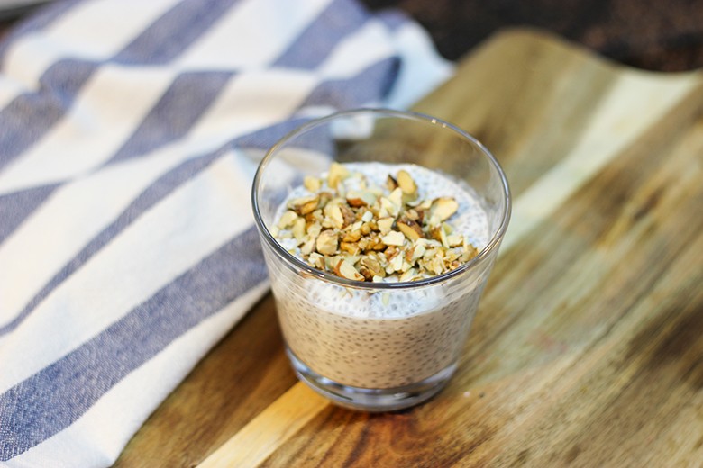 Chiapudding mit Nüssen und Kokos