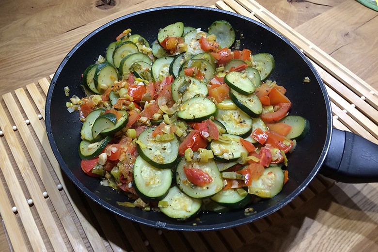 Zucchinipfanne mit Tomaten