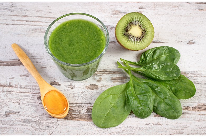 Smoothie mit Kiwi und Spinat