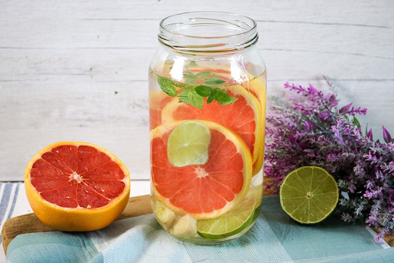 Limetten-Minze-Wasser