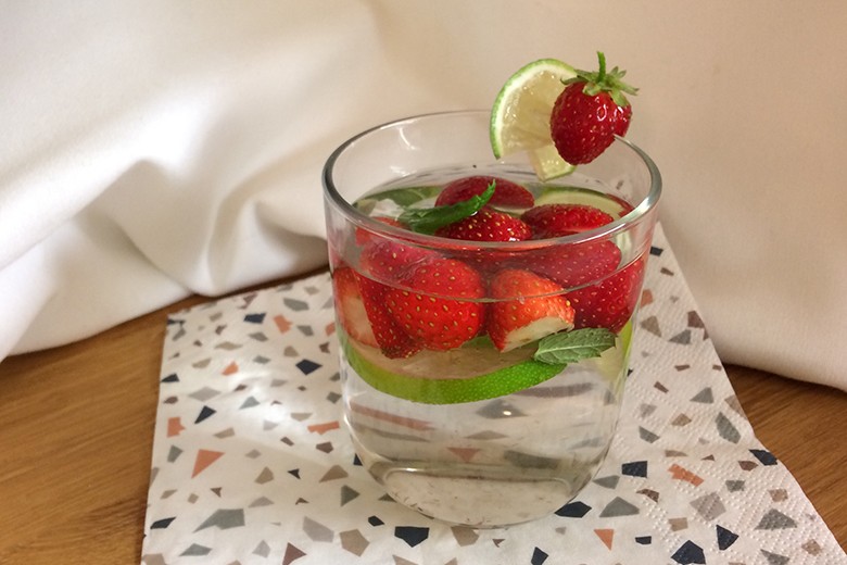 Erdbeer-Wasser mit Minze