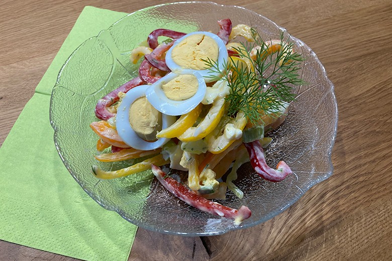 Paprika-Salat mit Ei
