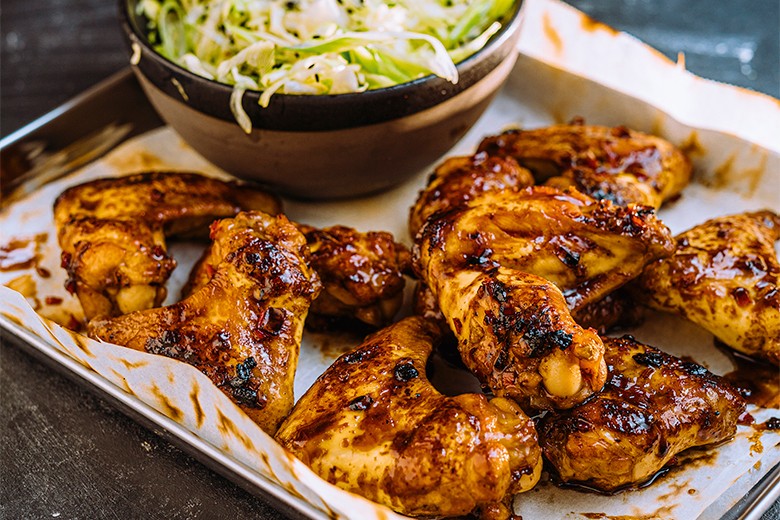 Chili-Chicken-Wings mit Asia-Krautsalat